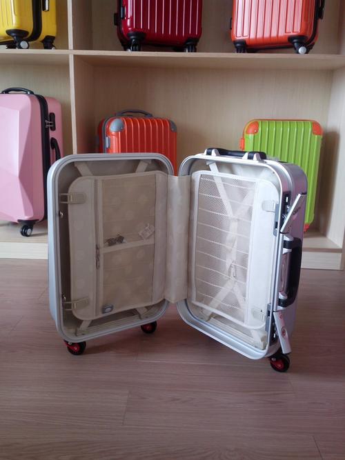 產(chǎn)品中心 旅行箱包 > 工廠定做 三組片abs pc 鋁框箱 tsa鎖 拉桿箱包